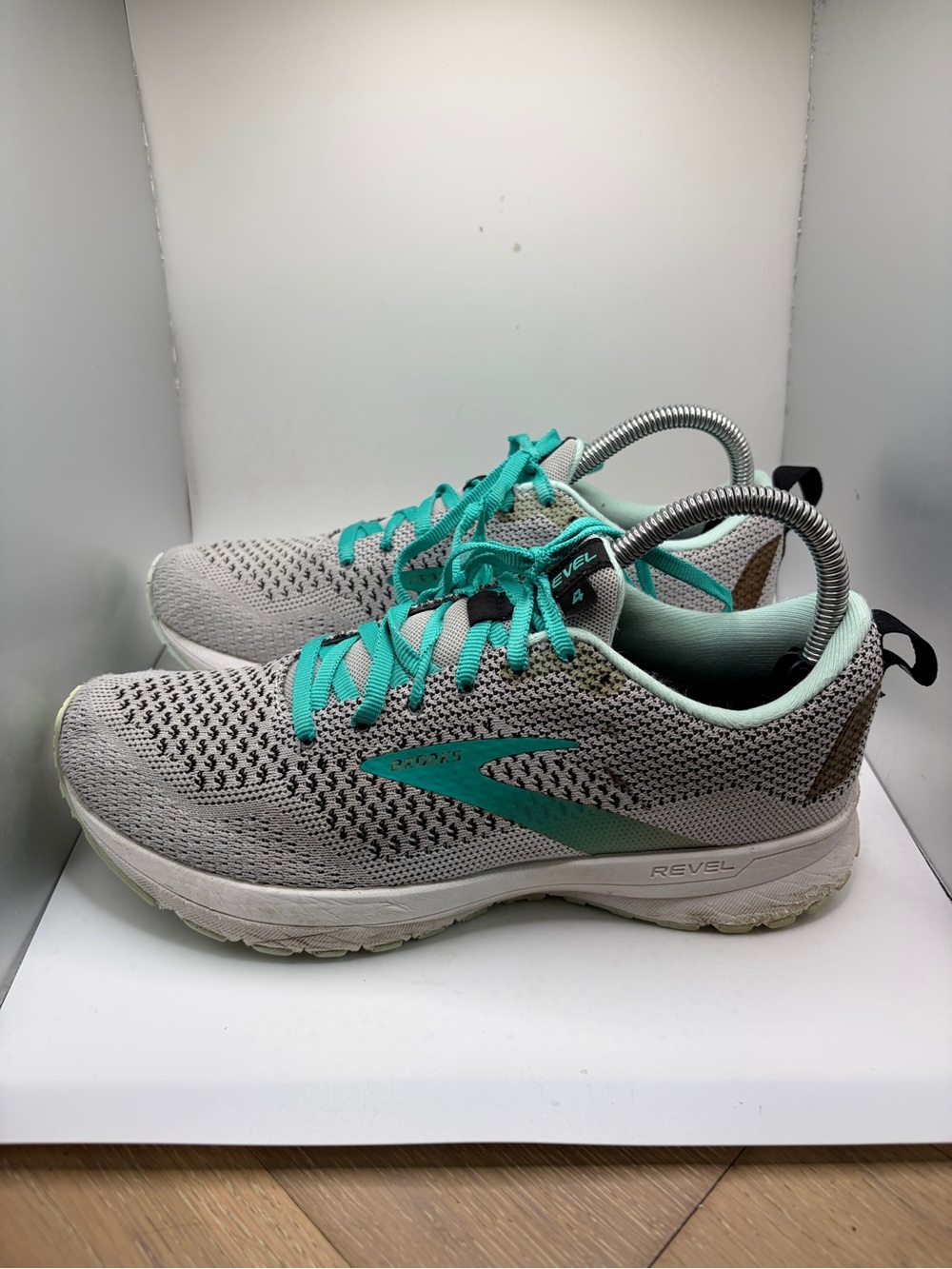 Women’s Brooks Revel 4 Running Shoes Size 8